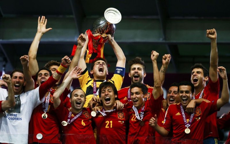 jogadores da Seleção da Espanha erguendo a taça da Eurocopa de 2012