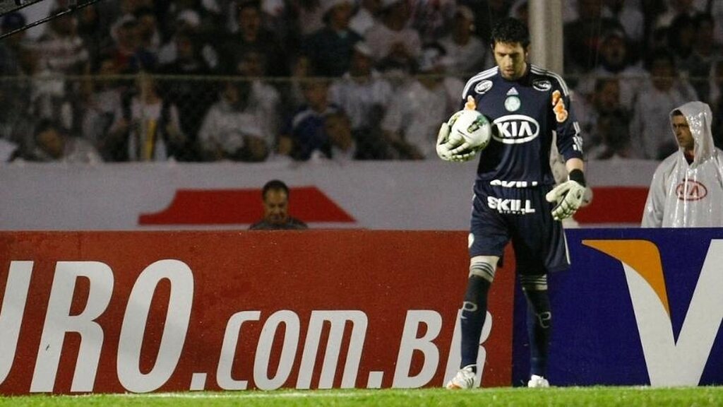 Ex-goleiro do Palmeiras, Bruno, segurando a bola com uma das mãos durante partida.