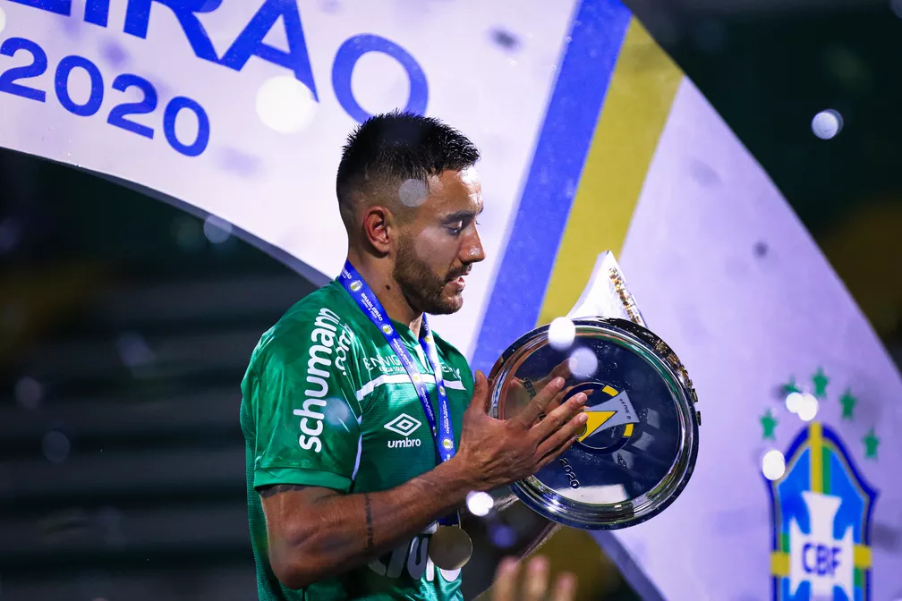 Alan Ruschel, sobrevivente do acidente aéreo de 2016, segura a taça da Série B de 2020 - Reprodução/Márcio Cunha/ACF