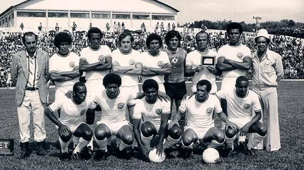 O primeiro time da Chapecoense, formado por Odair Martinelli (Alemão), Zeca, Miguel, Boca, Vilmar Grando, Celso Ferronato (Caibi), José Maria (Pacassa), Orlandinho, Tarzan, Ubirajara, Beiço, Airton, Casquinha, Agenor, Plínio, Jair, Raul e Xaxim - Reprodução/Chapecoense