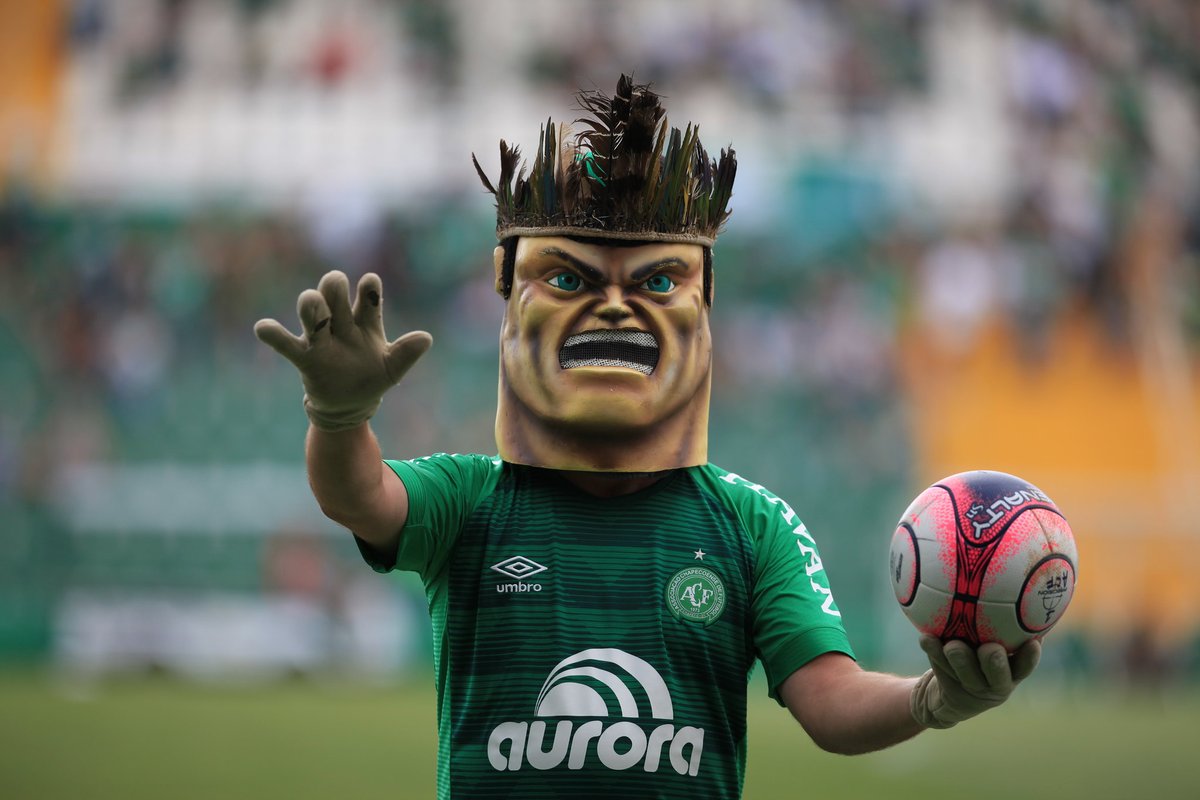 O mascote da Chapecoense homenageia Vitorino Condá, líder indígena do povo Caingangue - Reprodução/X/@ChapecoenseReal