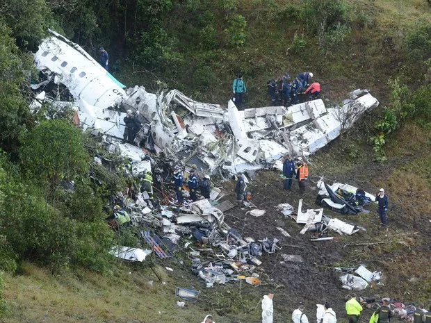 Avião que levava a delegação da Chapecoense chocou-se contra um monte na Colômbia - Reprodução/Luis Benavides/AP