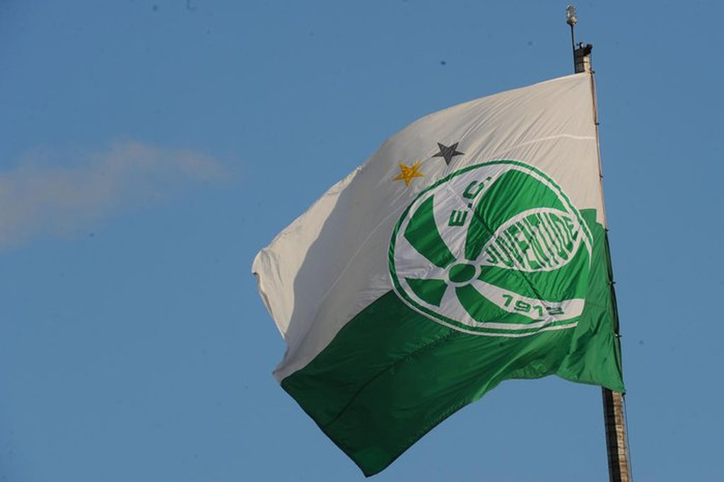 Bandeira do time de futebol Juventude pendurada em haste.