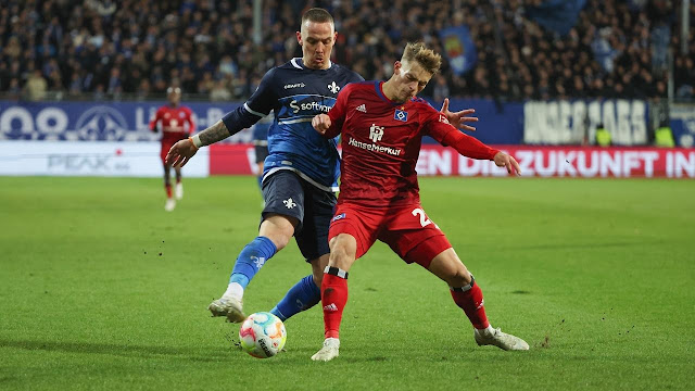 Jogadores disputando bola em uma partida de futebol - Foto: Getty Images