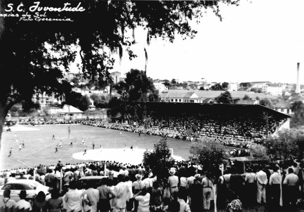 Primeiro estádio do Juventude, cheio de público, em preto e branco.