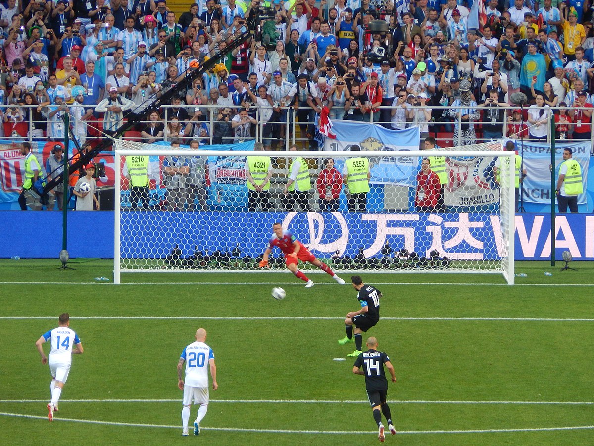 Messi batendo um penalti para a Argentina - Foto: Wikimedia Commons