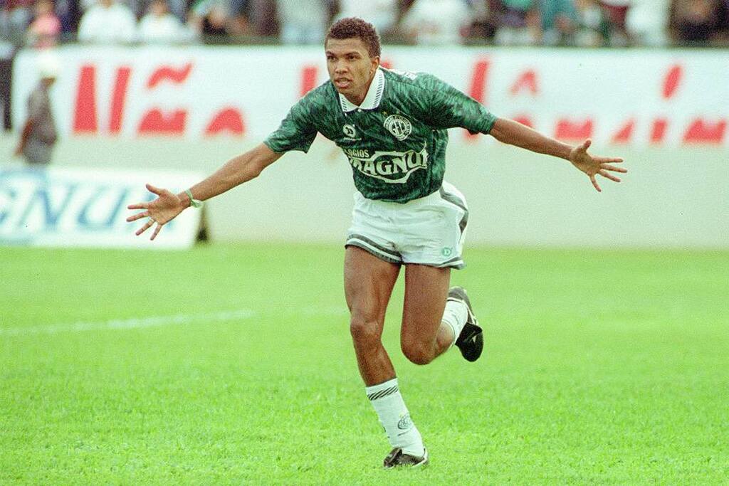 Ídolo do Guarani, Amoroso, vestindo uniforme verde do time, correndo pelo gramado comemorando gol marcado.