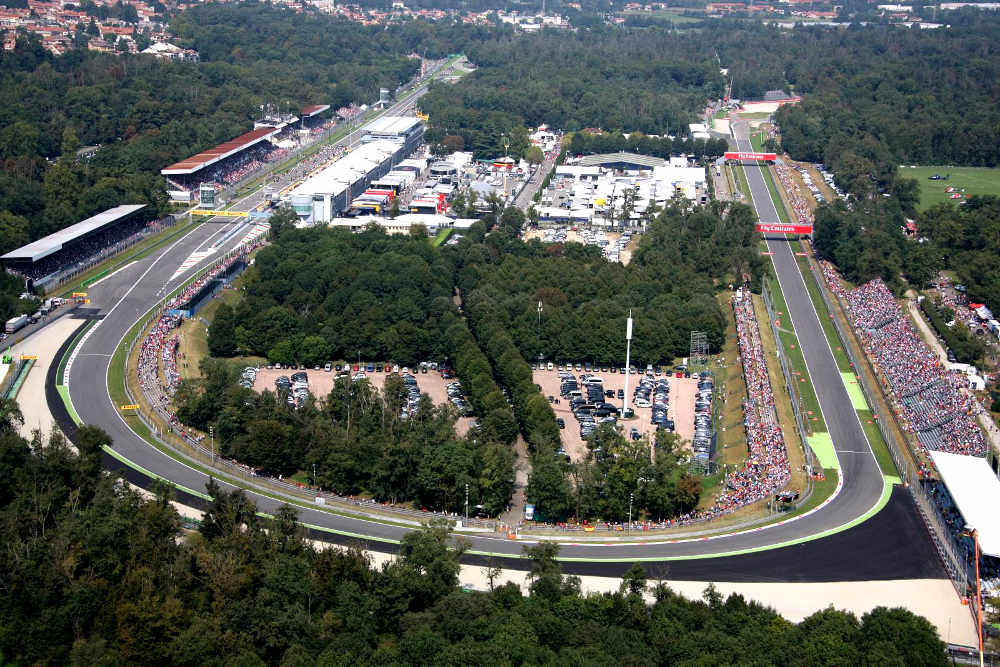 Autodromo Nazionale Monza visto do alto durante corrida.