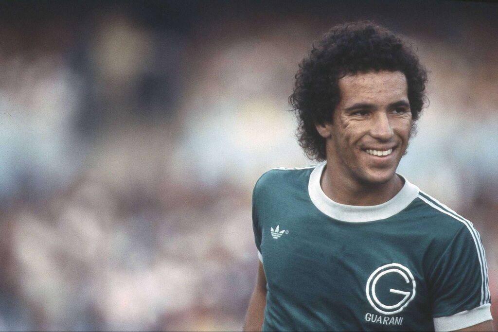 Ídolo do Guarani, Careca, vestindo uniforme verde com detalhes brancos do time durante partida de futebol.