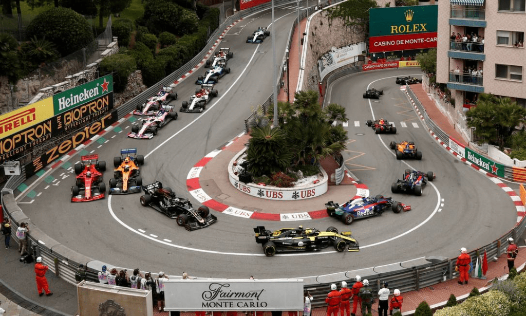 Visão da curva do circuito de Mônaco que ocorreu durante corrida. 