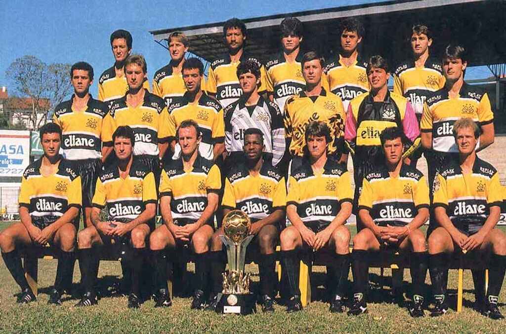 Elenco do Criciúma de 1991-1992. Em pé (da esquerda para a direita): Jair, Sarandi, Soares, Jairo, Gélson e Itá. Centralizados: Evandro, Evelton, Almir Alexandre e Omar. Sentados: Grizzo, Adilson, Jairo Lenzi, Roberto Cavalo e Zé Roberto.