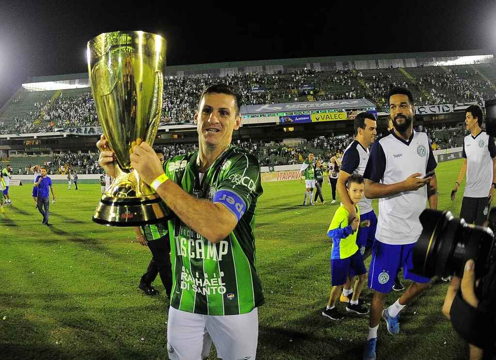 Ídolo do Guarani, Fumagall, erguendo a taça de campeão da segunda divisão paulista.