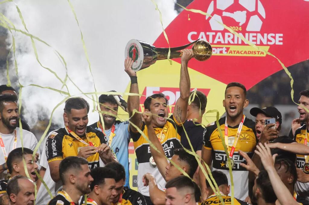 Jogadores do Criciúma comemorando título da Copa do Brasil.