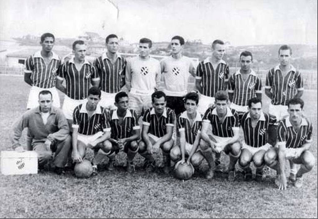 Elenco do Figueirense posicionado para partida de futebol.