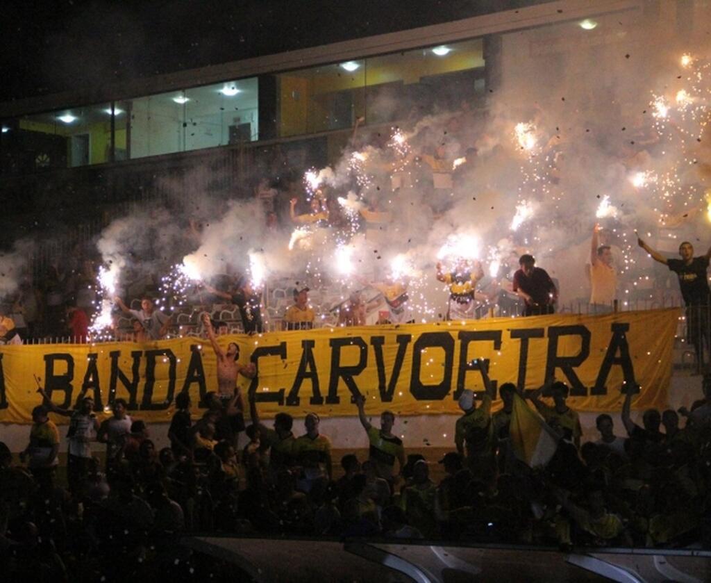 Torcida do Criciúma faz a festa no Estádio Heriberto Hülse.