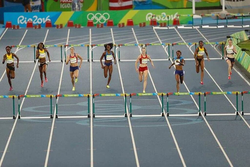 Atletas competindo em atletismo nas Olimpíadas