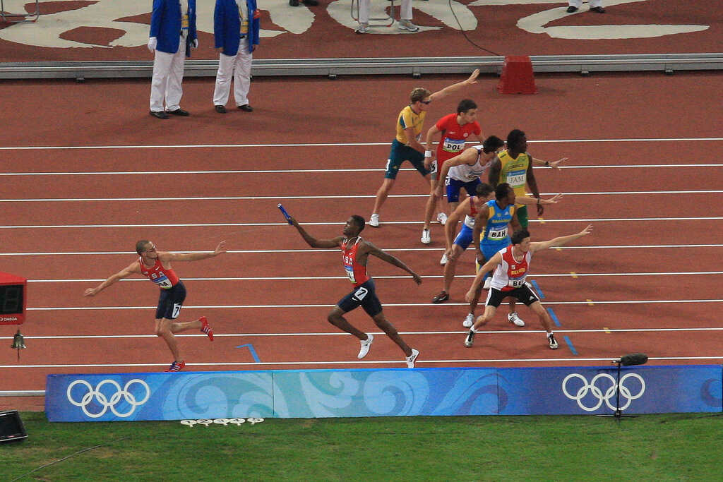 Atletas de diferentes países competindo em atletismo nas Olimpíadas