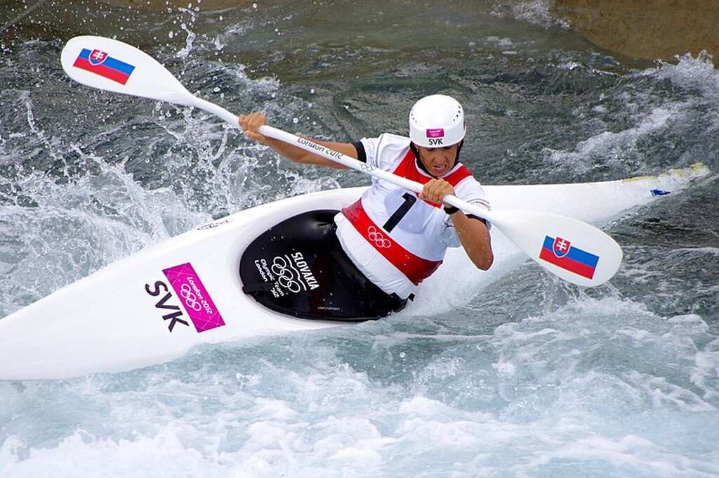 Atleta russa praticando canoagem