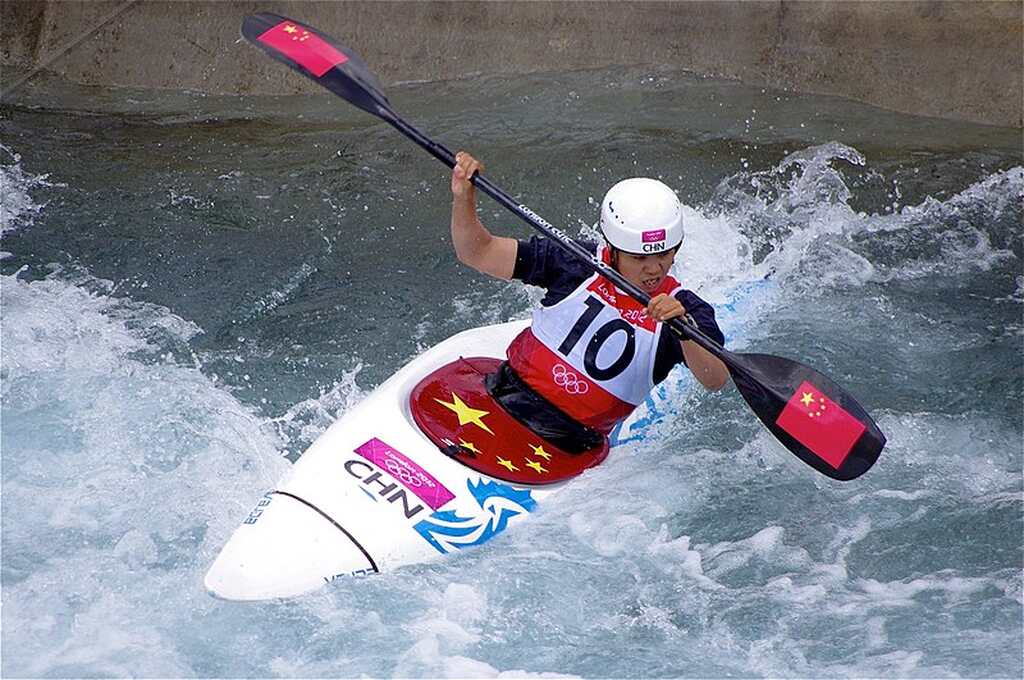 Atleta chinesa praticando canoagem