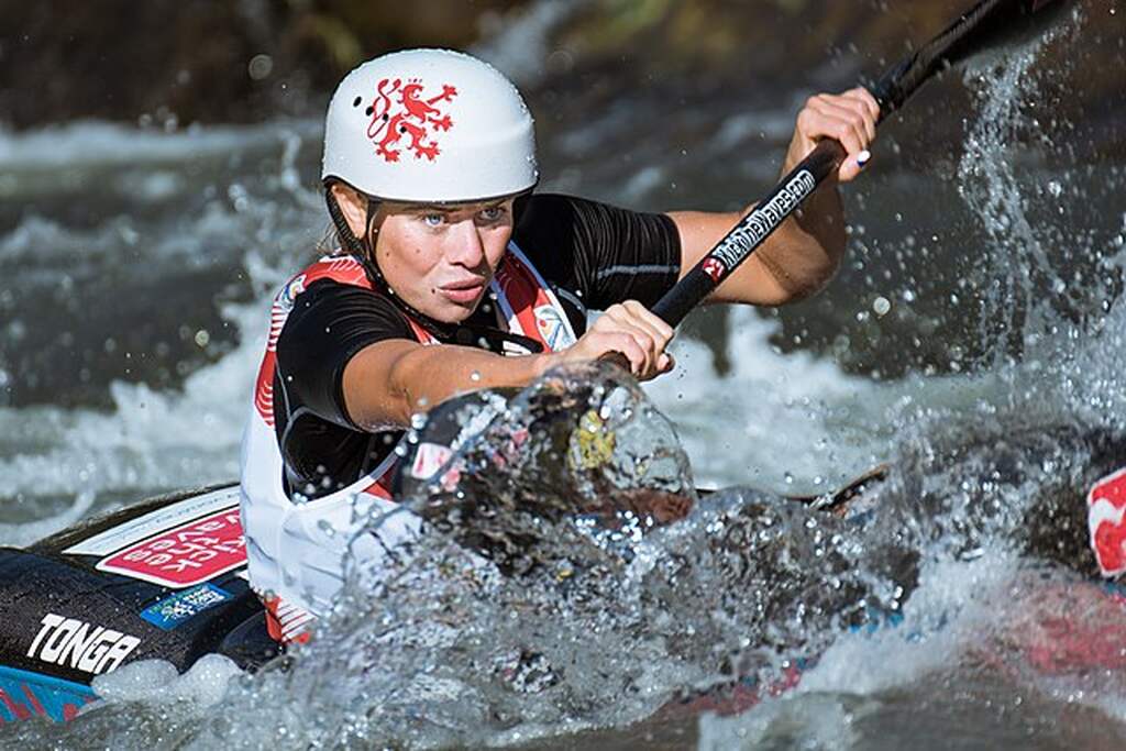 Imagem de atleta no mar praticando canoagem