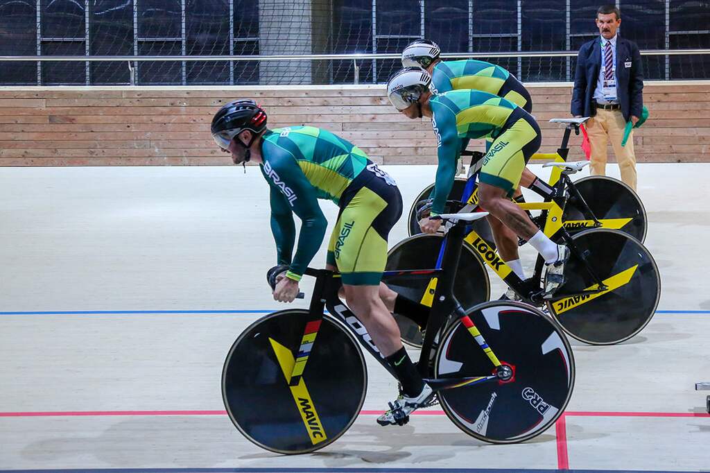 Imagem de atletas de ciclismo com bicicletas profissionais