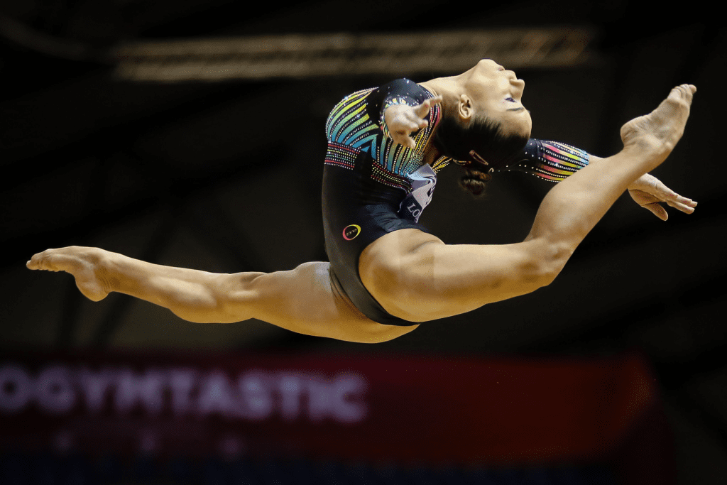 Imagem de atleta feminina competindo em ginástica