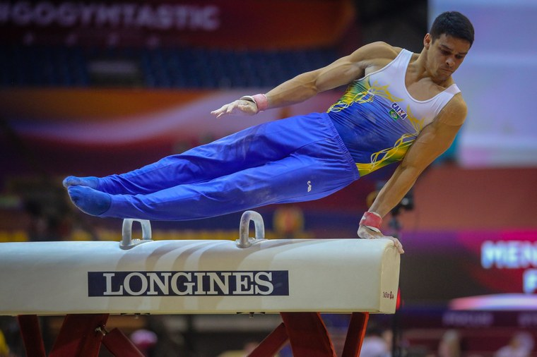 Imagem de ginasta masculino competindo nas Olimpíadas