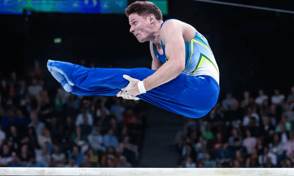 Imagem de uma atleta masculino de ginástica nas Olimpíadas de Paris 2024