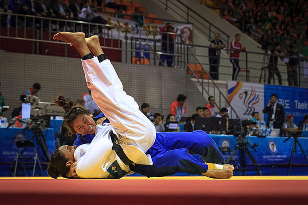 Atletas de judô praticando o esporte