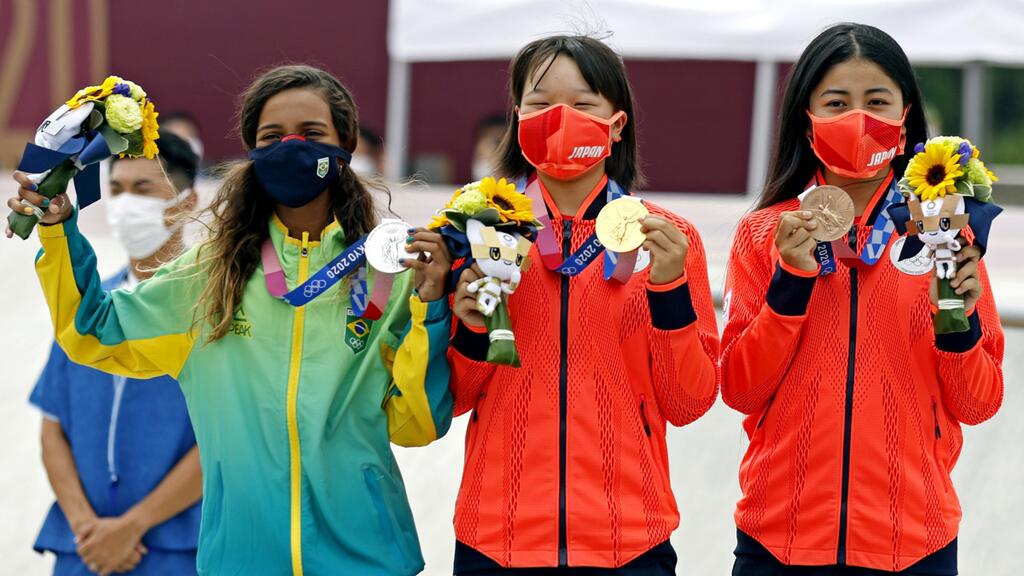 Imagem da skatista brasileira Raissa Leal, a Fadinha, ao lado de outras duas competidoras no pódio, nas Olimpíadas de Tokyo