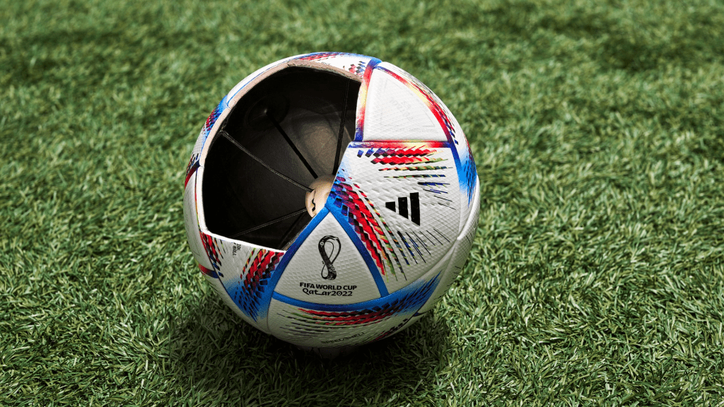 Imagem de uma bola de futebol com a tecnologia Connect Ball, no gramado