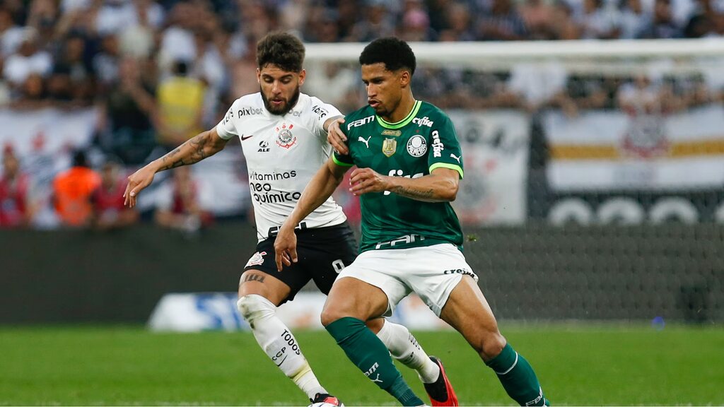 Imagens dos jogadores do Palmeiras e do Corinthians durante uma partida