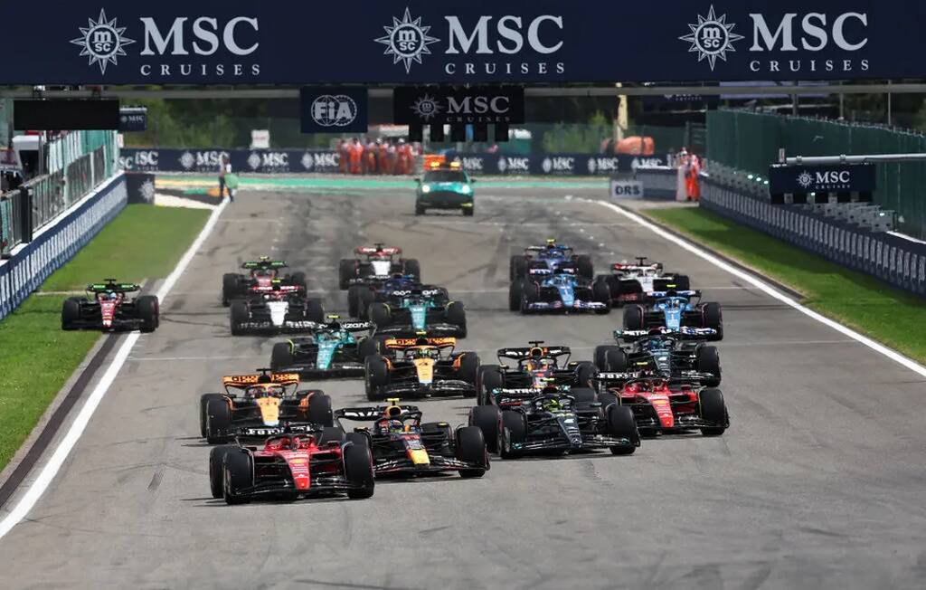 Imagem de carros de corrida correndo na pista do GP da Bélgica