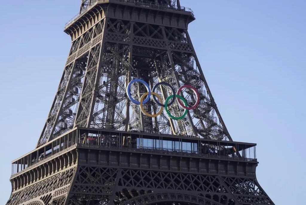 Imagem dos arcos olímpicos na Torre Eiffel, em Paris