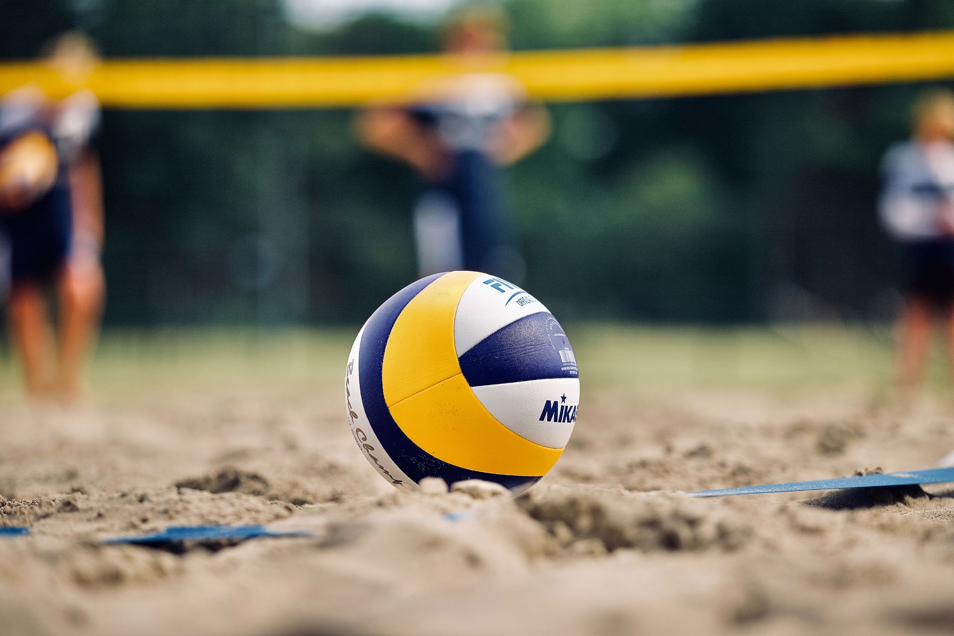 Bola de volei na areia - Getty images