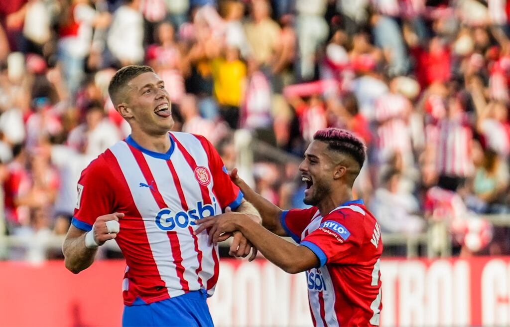 Imagem de dois jogadores que jogam o campeonato espanhol