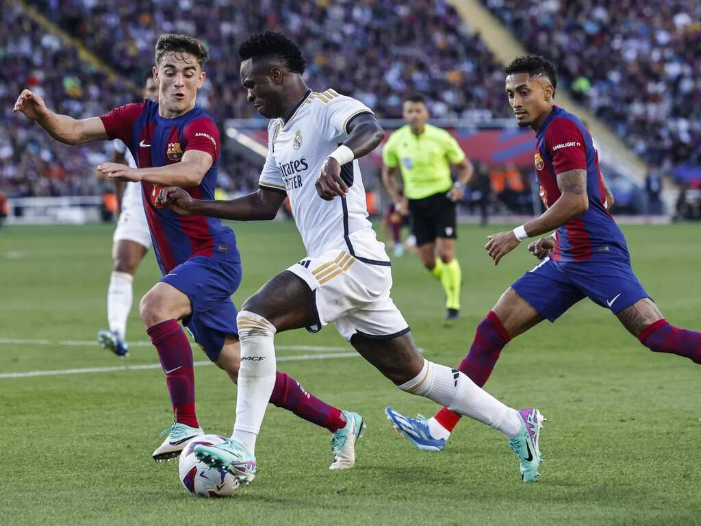 Jogadores do Barcelona e do Real Madrid em campo