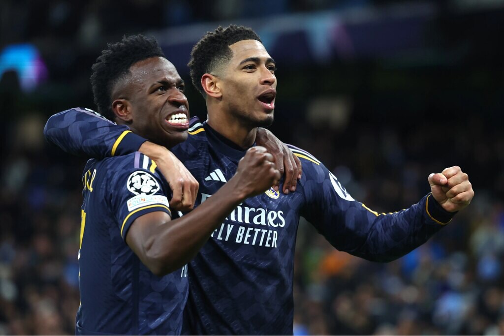 Imagem de Vin Jr. e outro jogador do real madrid, em campo