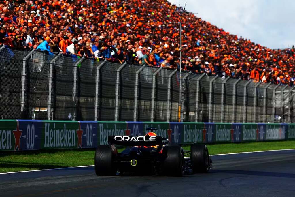 Max Verstappen correndo com o carro no GP da Holanda