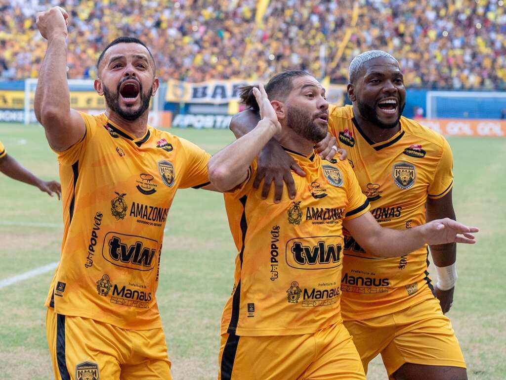 jogadores do Amazonas comemorando o gol