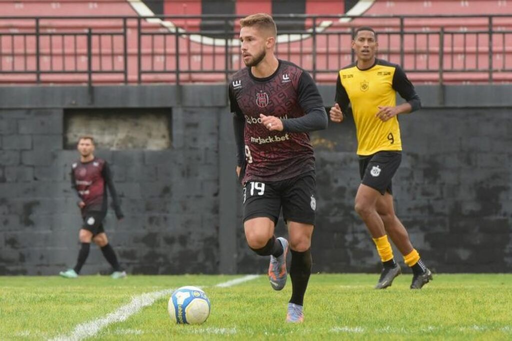 Jogador do Grêmio Esportivo Brasil em campo