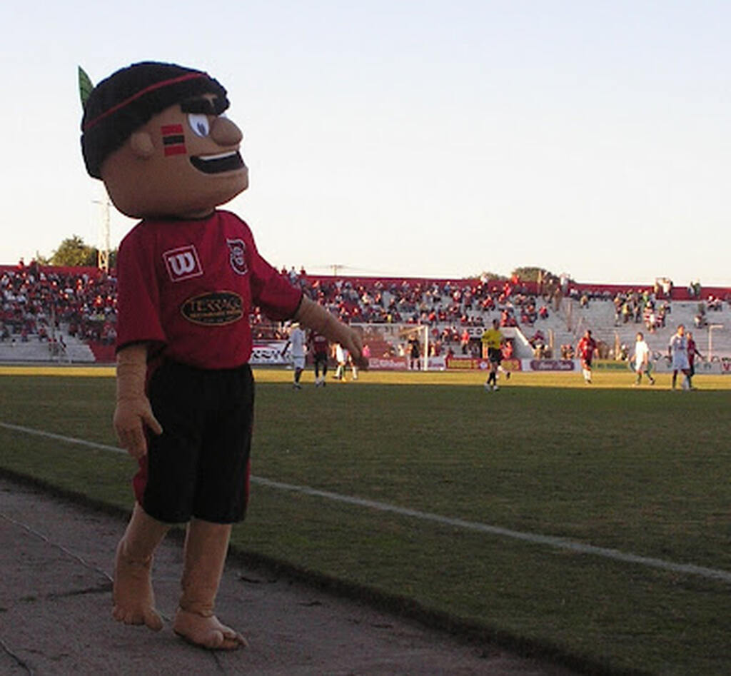 Mascote do Grêmio Esportivo Brasil na lateral do campo, o Xavante