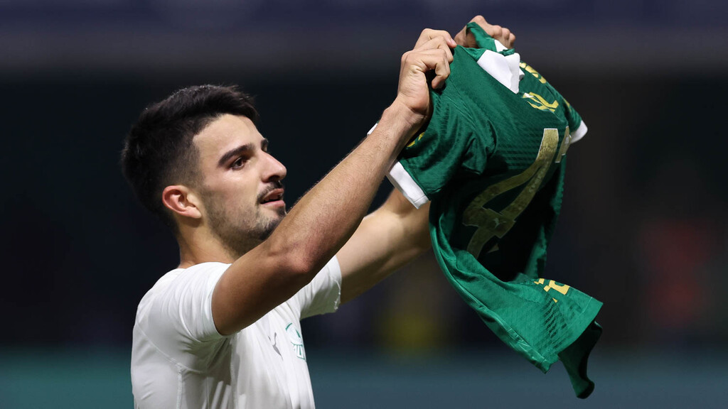 Flaco López, do Palmeiras, erguendo a camisa do time, que tem como patrocinador a Crefisa