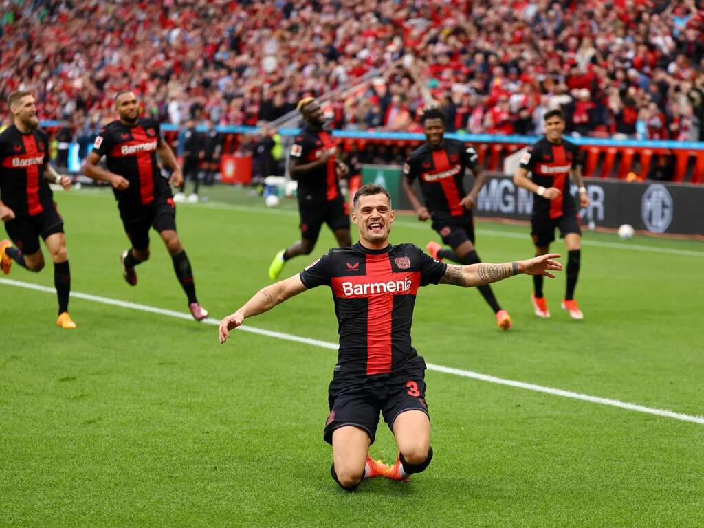 Jogador do Bayer Leverkusen comemorando o gol em campo