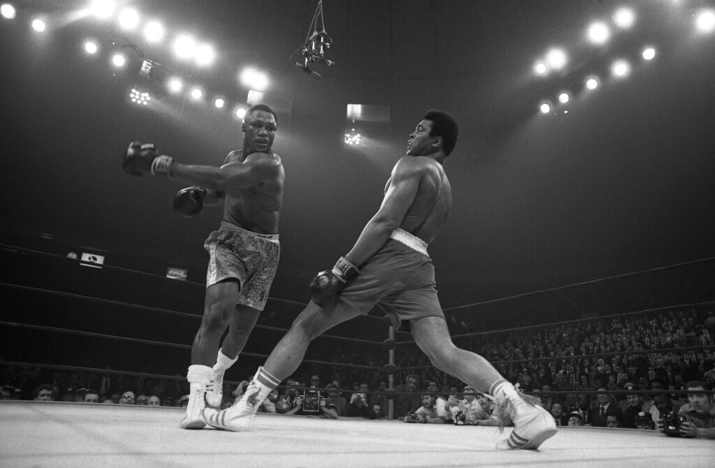 Imagem de uma das maiores lutas de boxe da história entre Ali e Frazier