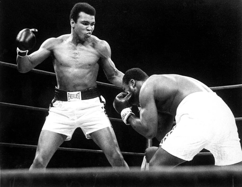 Joe Frazier x Muhammad Ali se enfrentando no ringue, a luta é considerada uma das maiores da de boxe da história