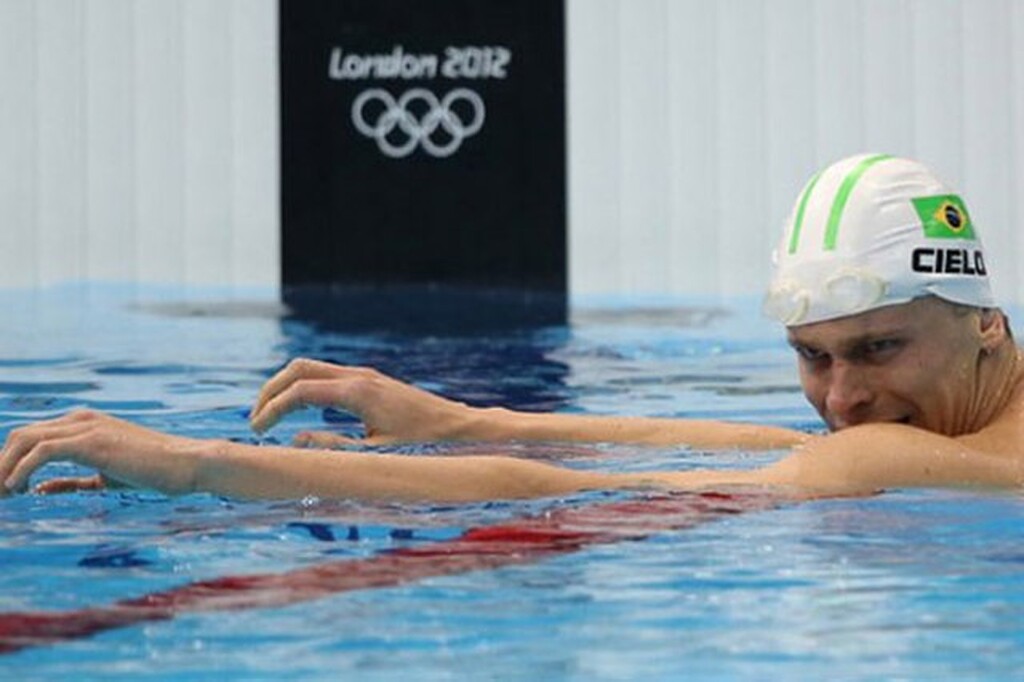 Imagem de um nadador olímpico brasileiro dentro da piscina