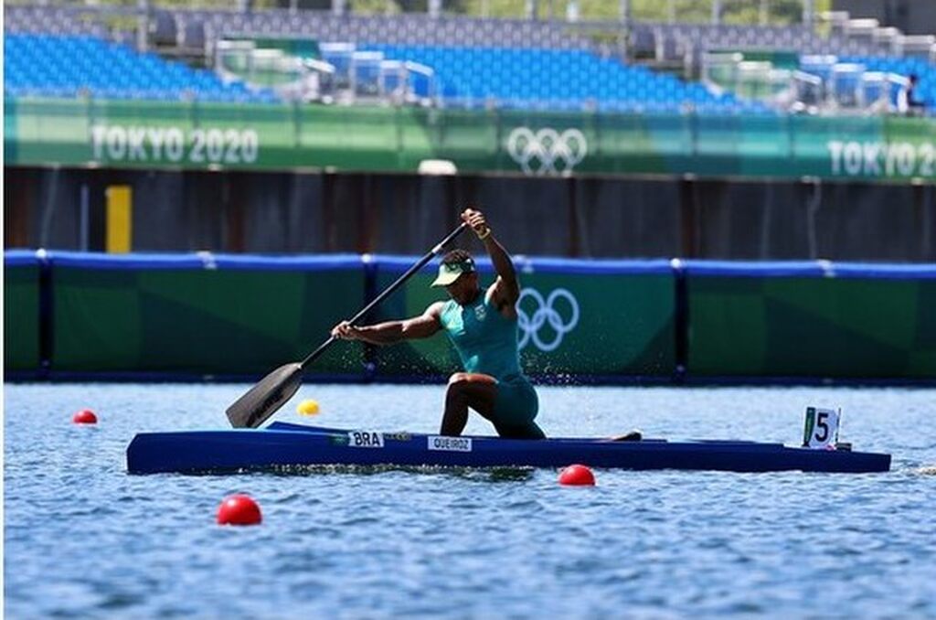 Imagem de atleta olímpico brasileiro competindo em canoagem