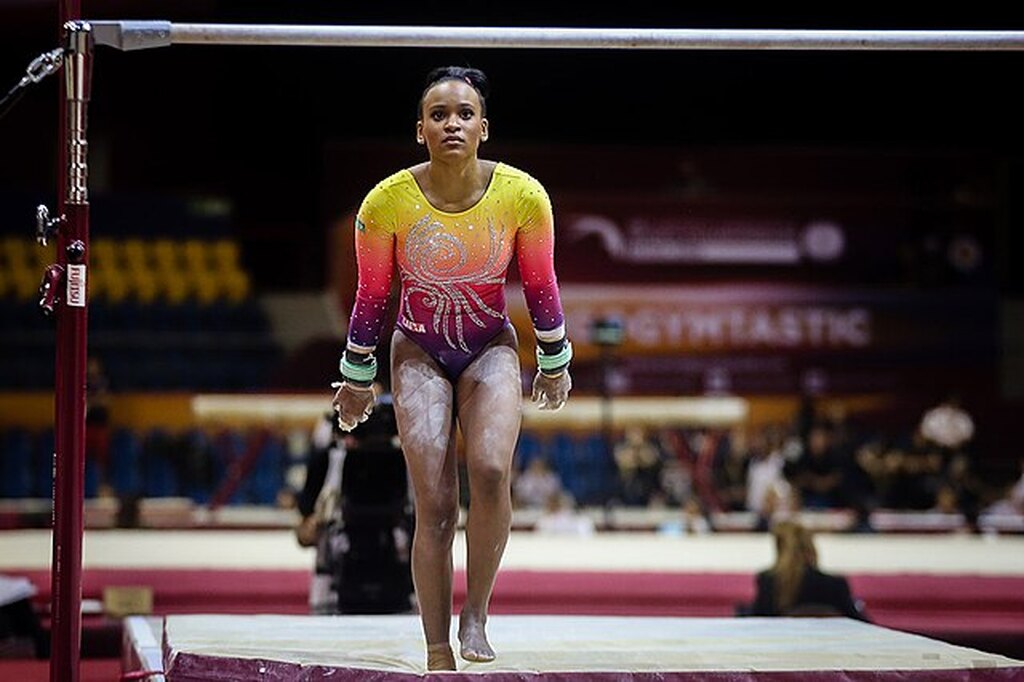 Imagem de ginasta olímpica competindo nas olimpiadas