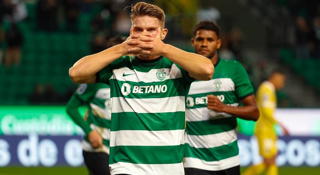 Imagem do jogador Viktor Gyökeres, do Sporting, fazendo sua tradicional comemoração de gol, colocando a as mãos entrelaçadas em frente à região da boca